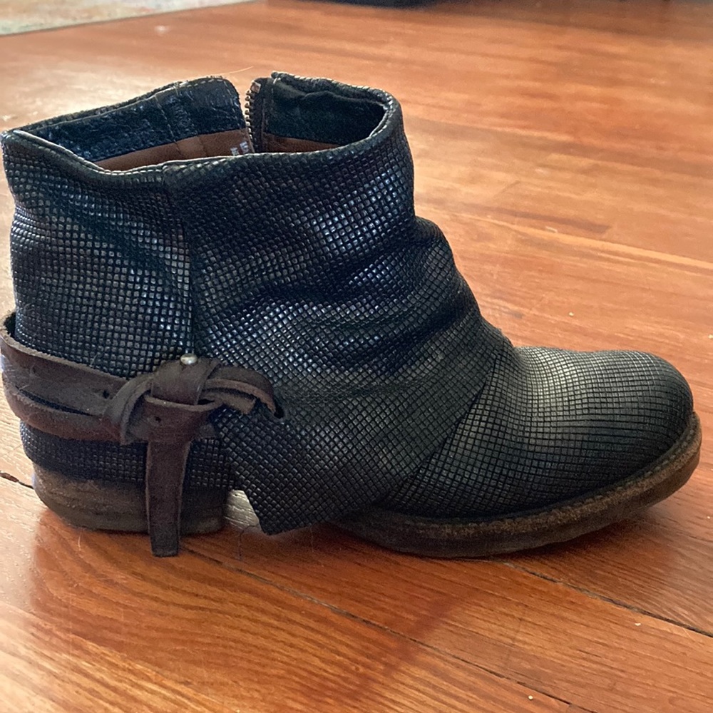 a.s. 98 zip up shiny bootie